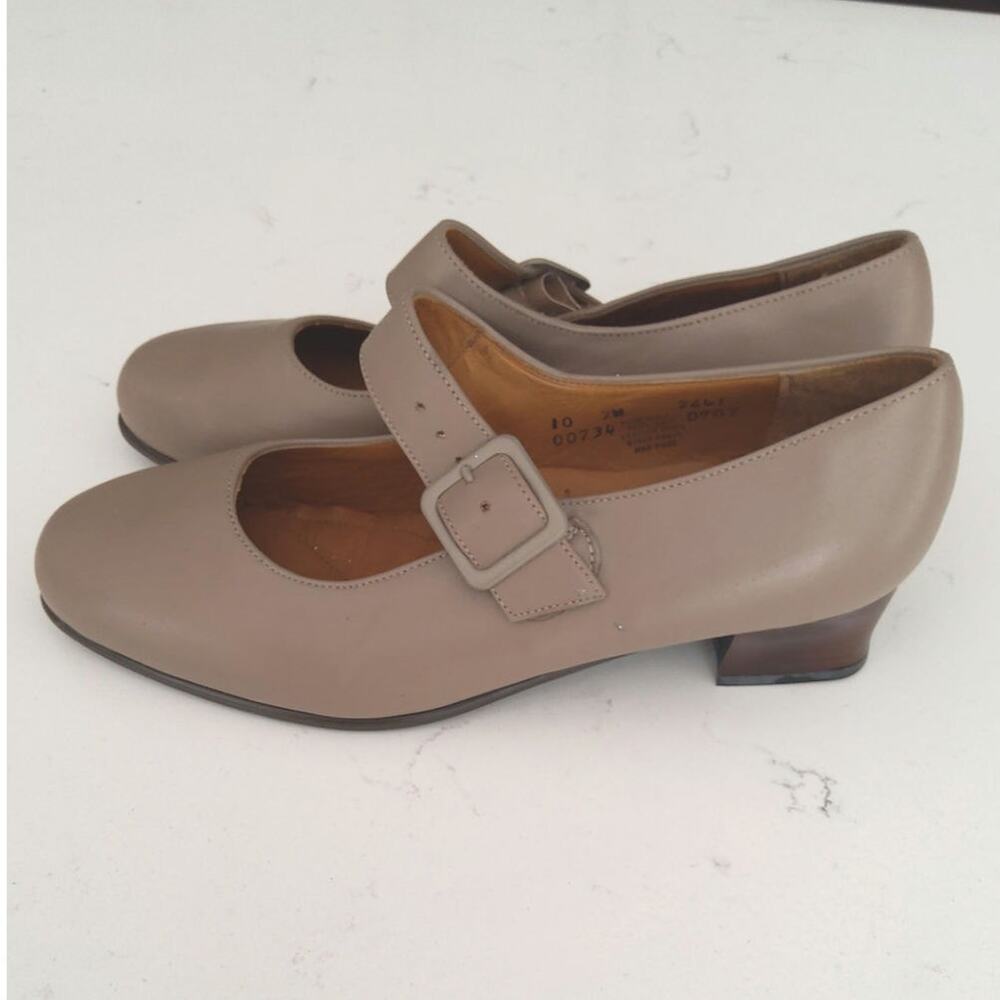 Leather Mary Jane style block heel Made in USA size 10 comfort bone color